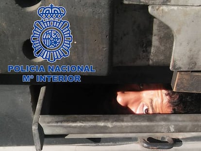 Un menor se oculta en un camión para cruzar la frontera de Ceuta.