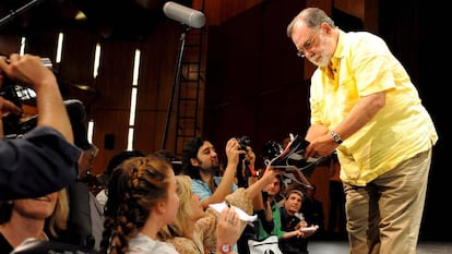 El director estadounidense de cine Francis Ford Coppola firmando autógrafos tras una rueda de prensa en la "Quinzaine des Realisateurs" del Festival Internacional de Cine de Cannes, el 14 de mayo de 2009 en Cannes, Francia.