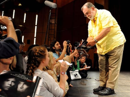 El director estadounidense de cine Francis Ford Coppola firmando autógrafos tras una rueda de prensa en la "Quinzaine des Realisateurs" del Festival Internacional de Cine de Cannes, el 14 de mayo de 2009 en Cannes, Francia.