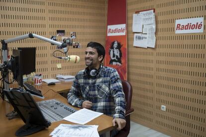 Luis Ybarra, presentador del programa 'Temple y pureza' de Radiolé, en el estudio de grabación.