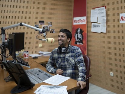Luis Ybarra, presentador del programa 'Temple y pureza' de Radiolé, en el estudio de grabación.