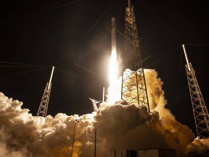 Un cohete Falcon 9 de SpaceX despega en la misión CRS-17.