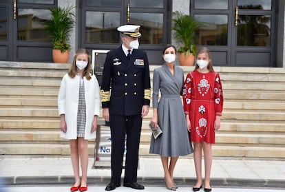 Foto de familia de la Princesa Leonor, el Rey Felipe VI, la Reina Letizia y la Infanta Sofía a su llegada al astillero de Navintia, a 22 de abril de 2021 en Cartagena, Murcia (España). 