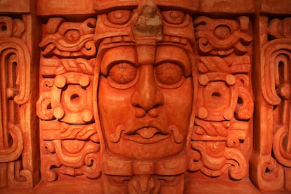 Rostro del gobernante maya, réplica del Templo de las máscaras en Kohunlich, del Gran Museo del Mundo Maya en Mérida.