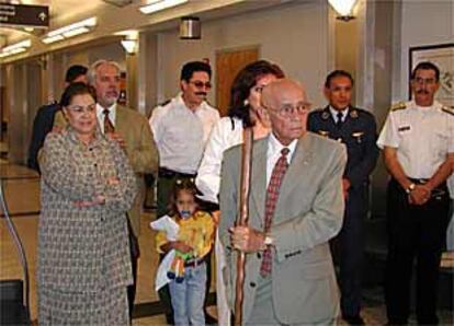 El presidente de Bolivia, Hugo Banzer, y su familia, antes de iniciar el viaje de regreso desde EE UU a su país.