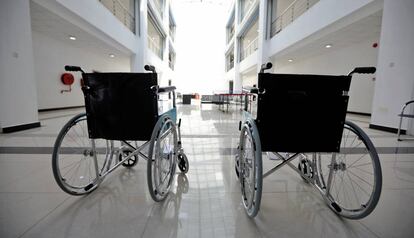 Dos sillas de rudas vacías en el centro de aislamiento de Idu, en Nigeriak, un centro nuevo creado para tratar a pacientes de coronavirus.