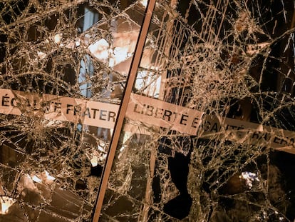 Las puertas rotas del Ayuntamiento del 4º distrito de Lyon, donde se pueden leer las palabras de "Liberté, égalité, fraternité" (libertad, igualdad, fraternidad), tras la manifestación del viernes.