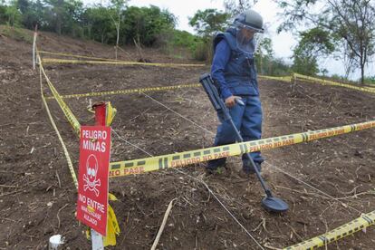 En Colombia ya se venían adelantando trabajos de desminado en zonas seguras, ya pacificadas, por parte de batallones del ejército especializados. Desminar es. pese a todo, un trabajo lento y costoso.