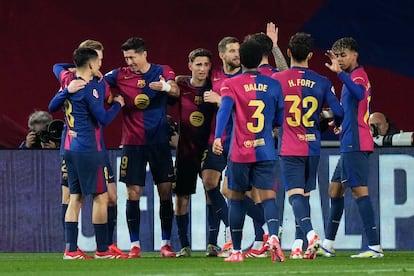 Los jugadores del Barcelona celebran el gol de Lewandowski ante el Rayo Vallecano.