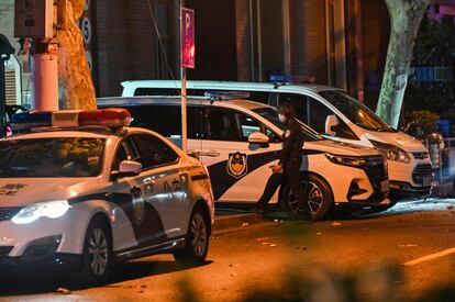 Vehículos de policía en la calle de Urumqi, epicentro de las protestas de Shanghái, este lunes.