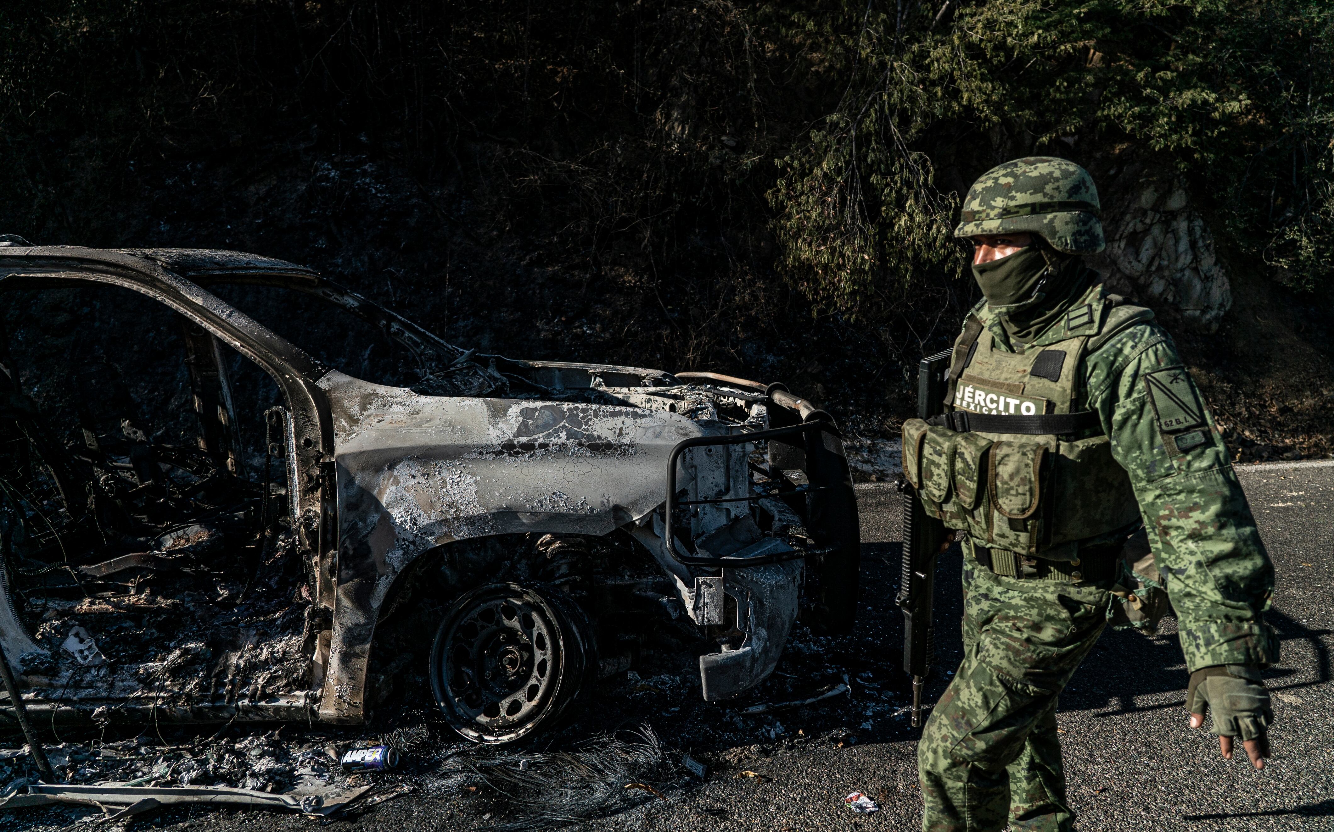 Un elemento del Ejército mexicano patrulla en una carretera cerca de Culiacán, donde fue detenido Ovidio Guzmán, en 2022.