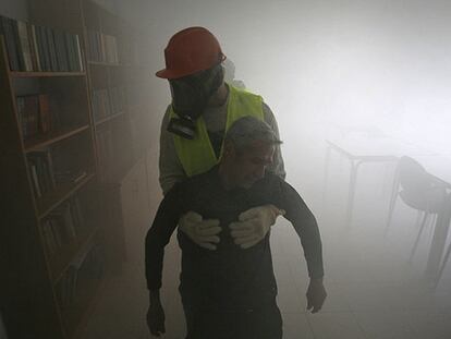 Simulacro de  rescate de un hombre en un edificio de Jerusalén.