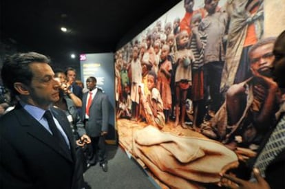 El presidente francés, Nicolas Sarkozy, visita el Memorial del Genocidio de Ruanda en Kigali.