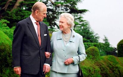 El duque de Edimburgo e Isabel II, en un retrato oficial en 2007.