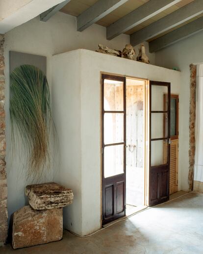 Sobre el dintel de la puerta principal de entrada a la casa hay cráneos de animales. A la izquierda, un cuadro de Meunié hecho con carrizo y, debajo, dos pedruscos de arenisca local.