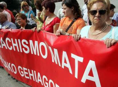 Concentración de protesta por el asesinato de una mujer en Basauri a manos de su pareja en julio de 2006.