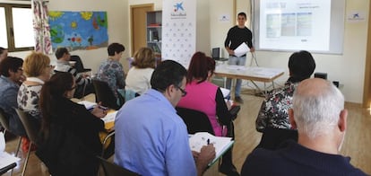 Un voluntario imparte un taller de finanzas personales de MicroBank.