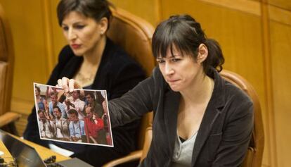 La diputada del BNG Ana Pontón, con una foto de Feijóo con el conseguidor