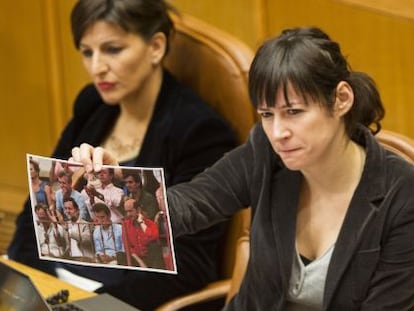 La diputada del BNG Ana Pontón, con una foto de Feijóo con el conseguidor