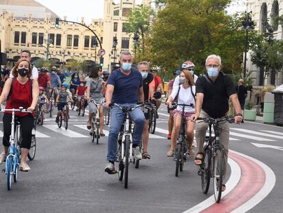 El alcalde de Valencia, Joan Ribó, y el concejal de Movilidad Sostenible, Giuseppe Grezzi, en el Día de la Bicicleta.