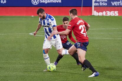 Rioja conduce el balón ante Moncayola.