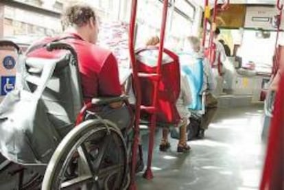 El transporte público se adapta a las personas con discapacidad