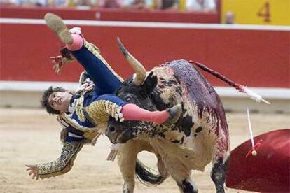 El torero Sebastián Castella es corneado por su segundo toro de la tarde.