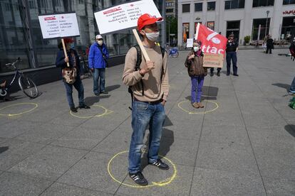 Afiliados del sindicato IG Metall se manifiestan guardando una distancia de seguridad prudencial, en Berlín.