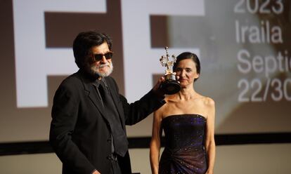 El cineasta Víctor Erice recibe el Premio Donostia de manos de Ana Torrent.