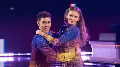 Anna Delvey y su pareja de baile, Ezra Sosa, en un momento del primer programa de la 33ª temporada de 'Dancing with the Stars', el 17 de septiembre de 2024 en Los Ángeles, California (EE UU).