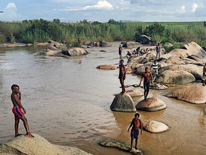 Escena habitual en la orilla del río Cubal, en la localidad homónima, en Angola. Muchos de los habitantes de la localidad carecen de agua corriente en las casas. El río es su hogar.