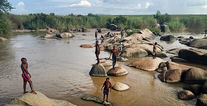 Escena habitual en la orilla del río Cubal, en la localidad homónima, en Angola. Muchos de los habitantes de la localidad carecen de agua corriente en las casas. El río es su hogar.