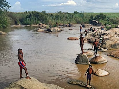 Escena habitual en la orilla del río Cubal, en la localidad homónima, en Angola. Muchos de los habitantes de la localidad carecen de agua corriente en las casas. El río es su hogar.