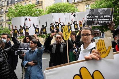 Manifestación en París de denuncia de los vínculos entre Marine Le Pen y Vladímir Putin, durante una rueda de prensa ofrecida el 13 de abril por la candidata ultraderechista.