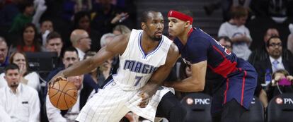 Ibaka, defendido por Tobias Harris.