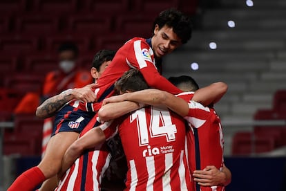 Los jugadores del Atlético de Madrid celebran un gol de Luis Suárez ante el Athletic de Bilbao en el encuentro disputado el pasado miércoles en el Wanda Metropolitano. (Photo by GABRIEL BOUYS / AFP)