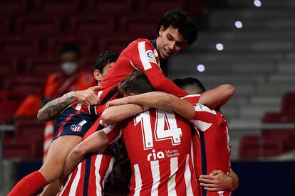 Los jugadores del Atlético de Madrid celebran un gol de Luis Suárez ante el Athletic de Bilbao en el encuentro disputado el pasado miércoles en el Wanda Metropolitano. (Photo by GABRIEL BOUYS / AFP)