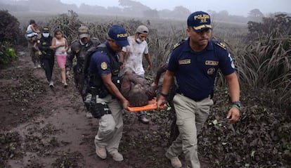 Agents de la policia traslladen un ferit a El Rodeo.