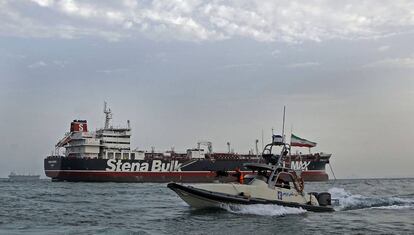 Una lancha iraní patrulla cerca del petrolero británico en el estrecho de Ormuz.
