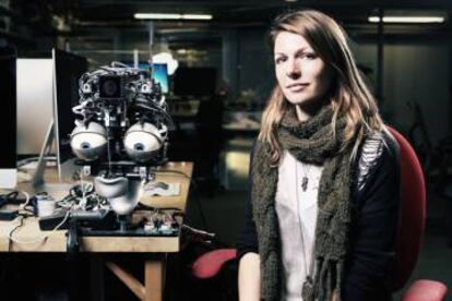 Kate Darling investiga la interacción entre seres humanos y robots. Asegura que tenemos una tendencia general a humanizar a seres no vivos que nos rodean o con los que habitualmente interactuamos.
