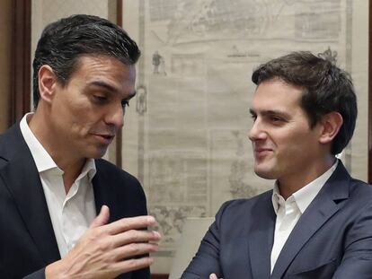 Pedro Sánchez conversa con Albert Rivera.