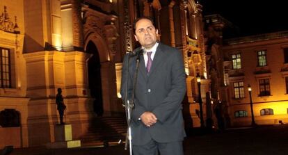 José Villena habla con la prensa el pasado día 6.