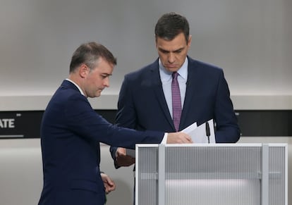 El candidato del PSOE, Pedro Sánchez (a la derecha), antes del inicio del debate, junto a su asesor Iván Redondo.
