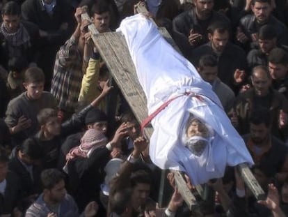 Manifestantes contra el régimen sirio llevan el cuerpo de Sadeq Mudiaha, muerto en Homs enfrentamientos con las fuerzas oficiales.