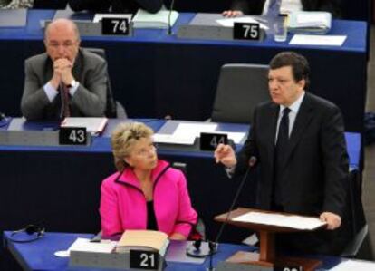 Jos&eacute; Manuel Dur&atilde;o Barroso (derecha) con los comisarios Viviane Reding y Joaqu&iacute;n Almunia. 