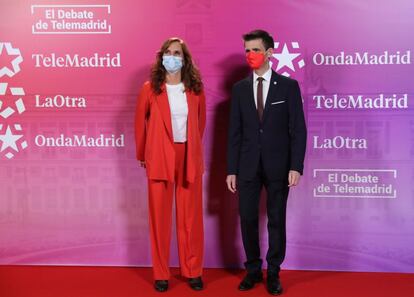 La candidata a la presidencia de la Comunidad de Madrid por Más Madrid, Mónica García, acompañada por el director general de Telemadrid, José Pablo López, en los estudios antes del debate.