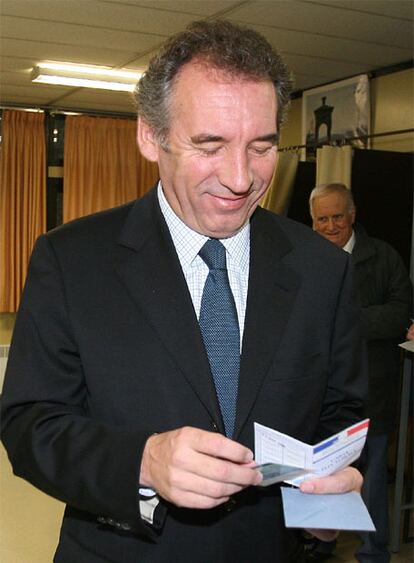 Una de las icógnitas de estas elecciones es a quién votarán los millones de electores que en la primera vuelta dieron su apoyo al centrista François Bayrou. En la imagen, Bayrou sonríe, con la papeleta en la mano, tras ser preguntado por quién iba a votar. Bayrou ya había descartado votar a Sarkozy, pero no ha dado su apoyo público a Royal.