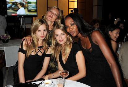 Georgia May Jagger, Kate Moss, Lily Donaldson y Naomi Campbell en la cena ben&eacute;fica por los Juegos Ol&iacute;mpicos, el 9 de agosto de 2012.