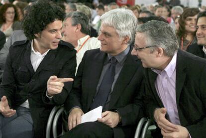 Pedro Zerolo y José Blanco conversan con el nuevo líder del PSOE canario, José Miguel Pérez (centro).