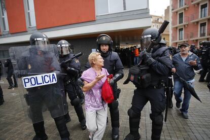 Carga policial en la escola Mediterranea de la Barceloneta el 1 de octubre de 2017 Foto: carles Ribas
